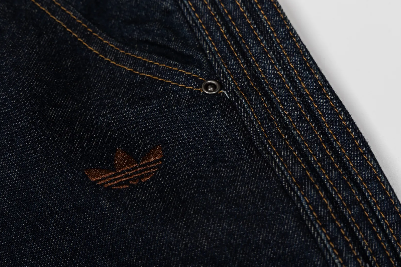 Adidas Clover Valentine's Day limited casual pure cotton denim loose sports scimitar pants 🖤Dark Blue washed jeans are stiff and durable, and the skull and love embroidery on the back are super recognizable✨ 👖The wide-leg pants have an amazing drape, and the high-waist design covers the flesh and straightens the legs, and the pear-shaped figure can be worn with eyes closed👍 💘The whole set is eye-catching when worn on a date, and the American retro atmosphere is full, and it is super sweet for couples🎀 Item No.: KT 6365 Color: Dark Blue Size: Xs-2XL